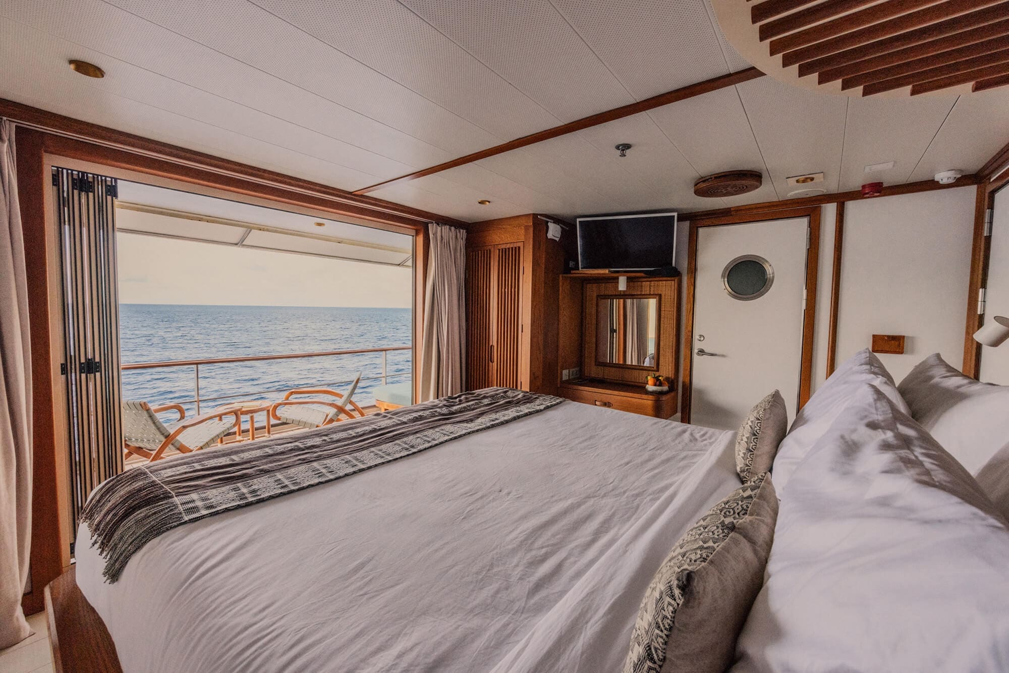 kudanil-explorer-expedition-yacht-cabin-stateroom-0-Botique-Charters