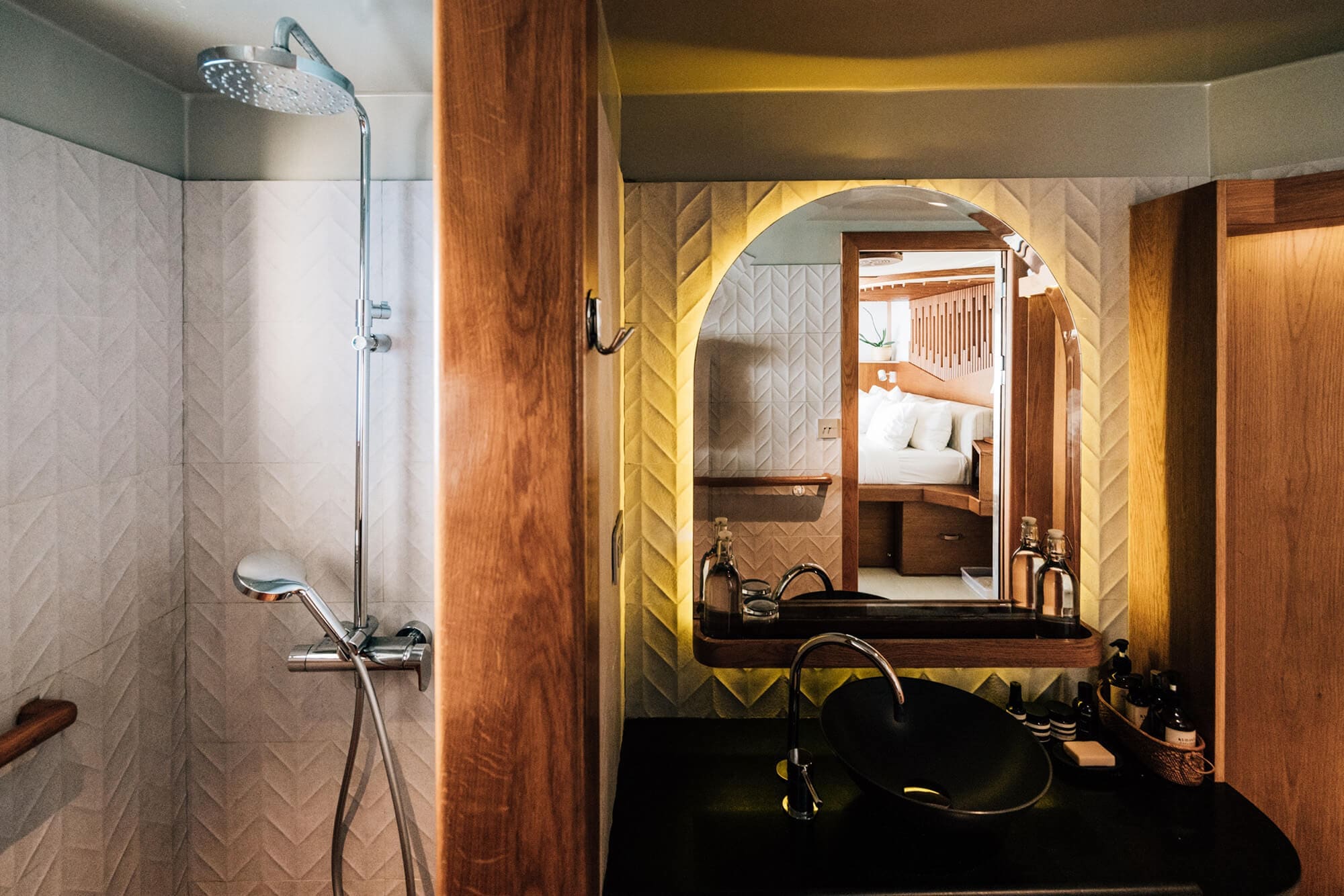 kudanil-explorer-expedition-yacht-cabin-stateroom-14-Boatique Charters