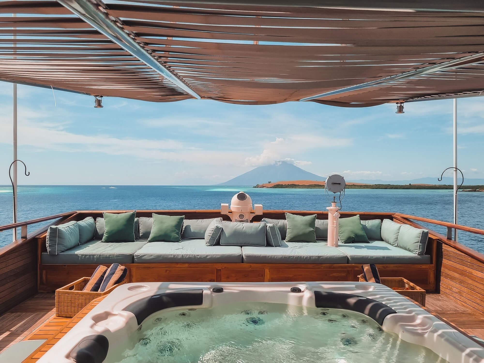 kudanil-explorer-expedition-yacht-monkey-island-jacuzzi- Boatique Charters