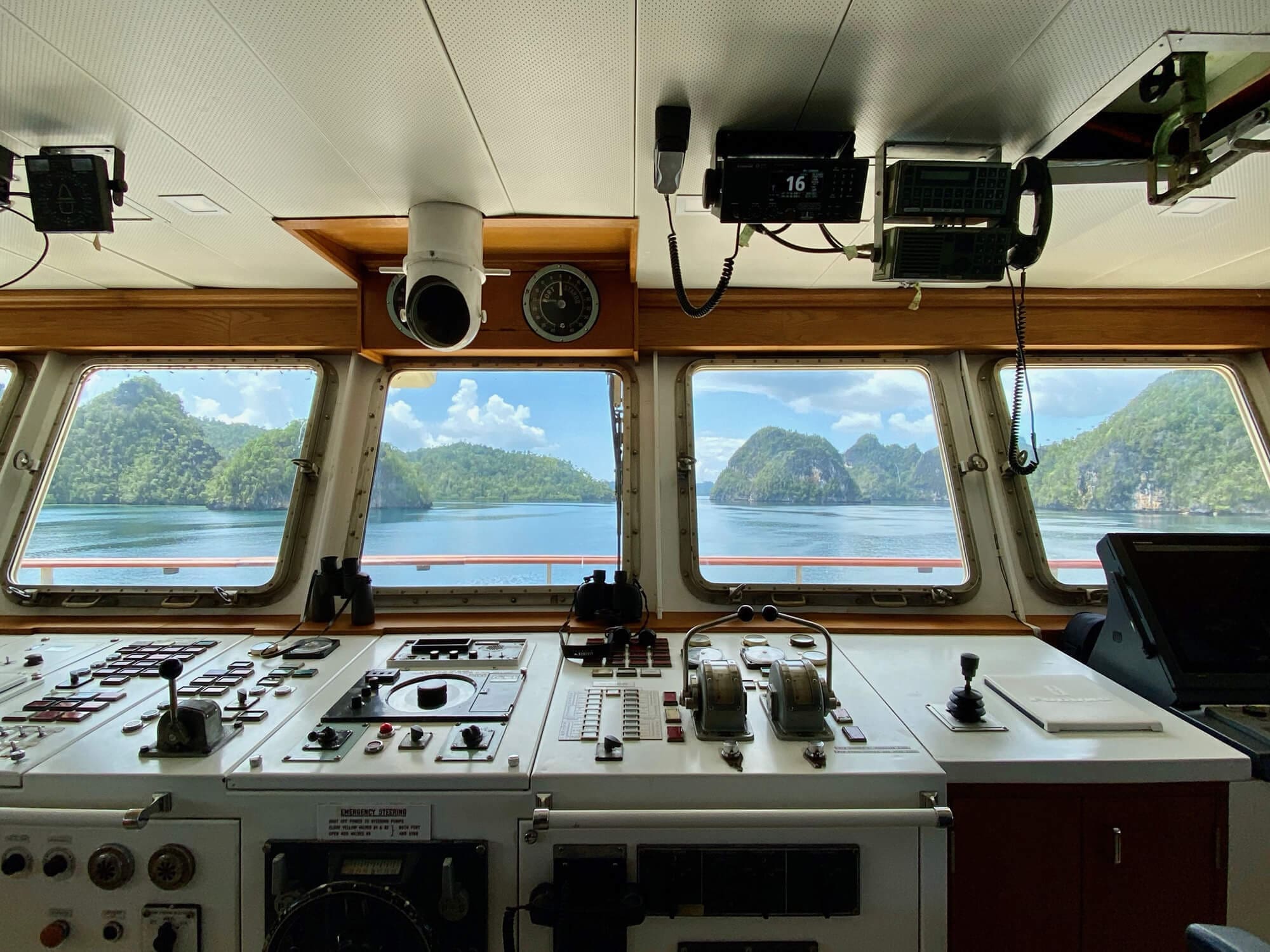 kudanil-explorer-expedition-yacht-wheelhouse-bridge-2-Boatique-Charters